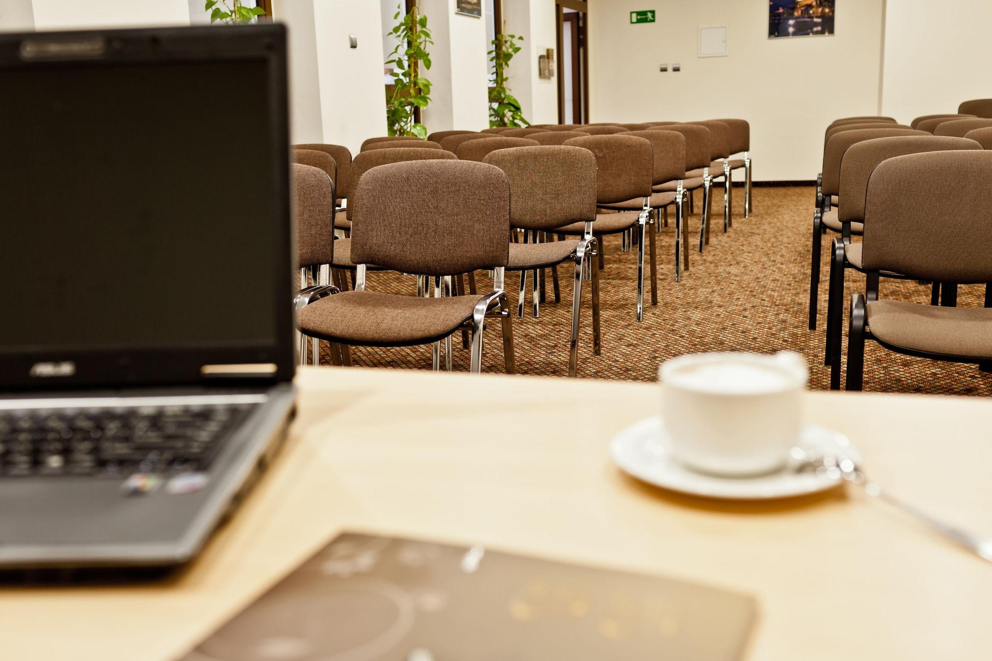 Patio Hotel 32/45