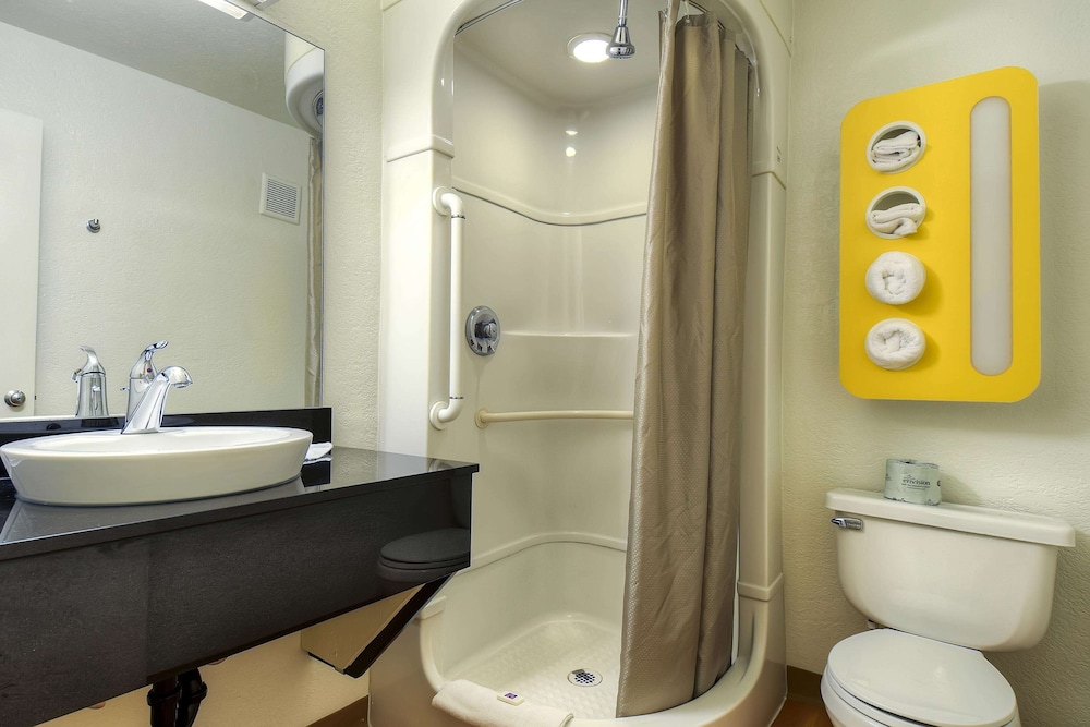 Motel6 Westminster, CA - South - Long Beach Area 40/43
