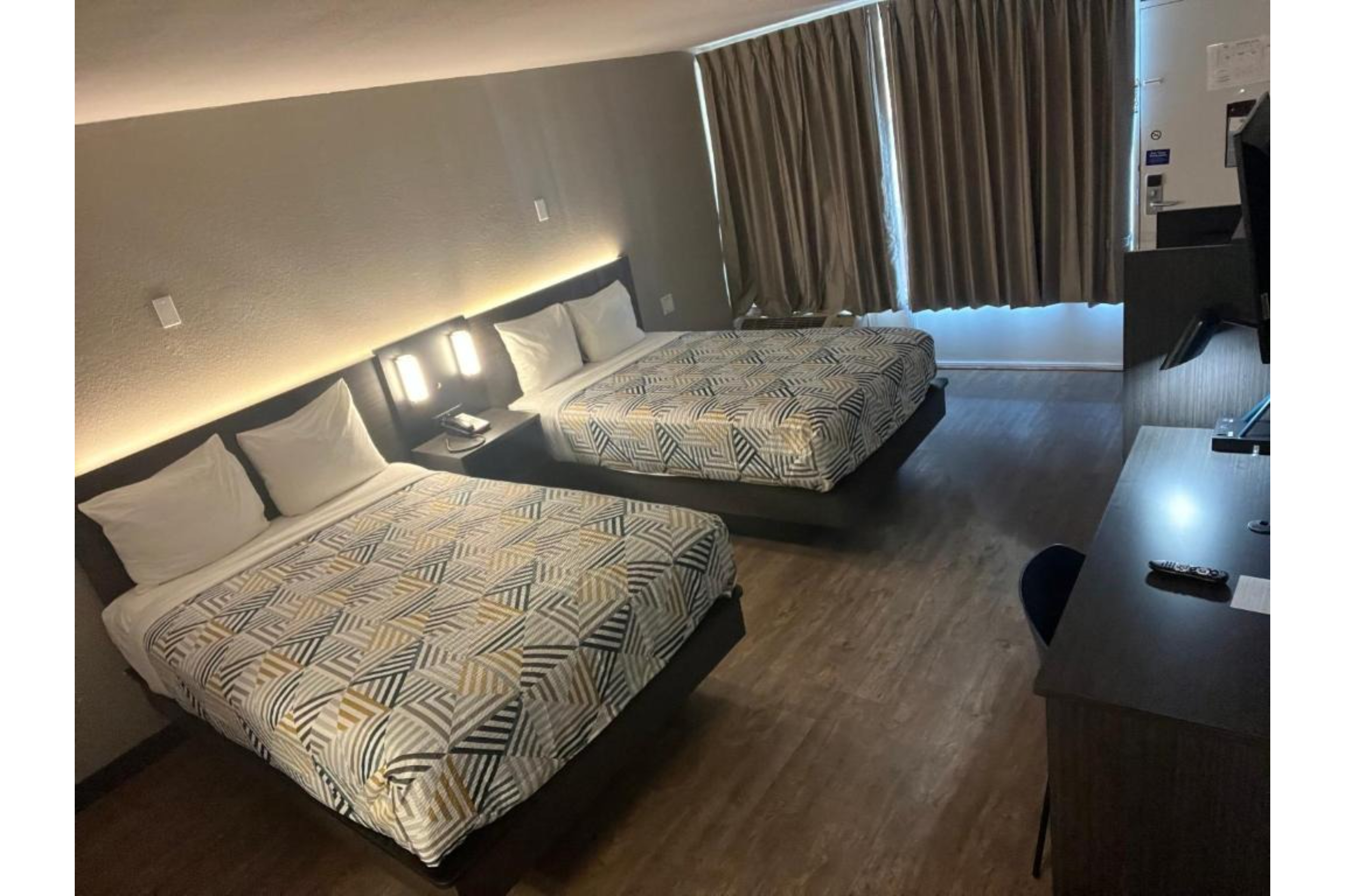 2 Full Beds - Non-Smoking, Micfridge