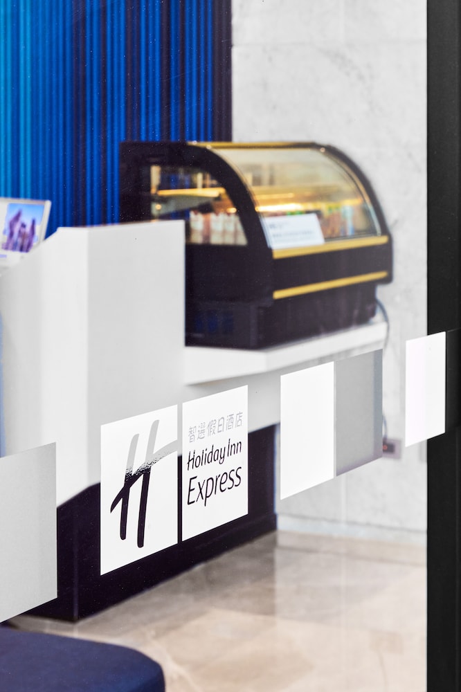 Holiday Inn Express Kaohsiung Love River 8/49