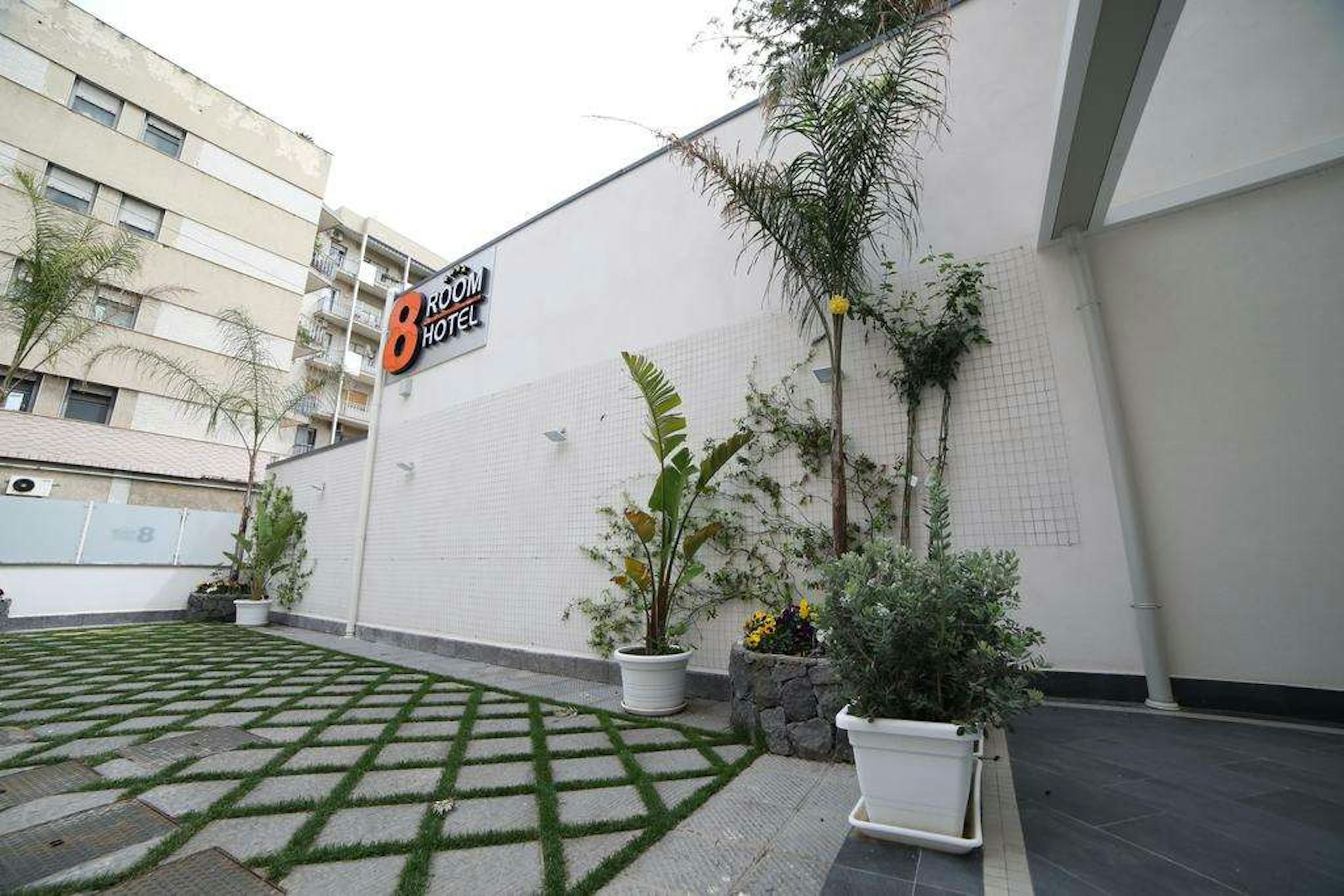 8 Room Hotel 77/80
