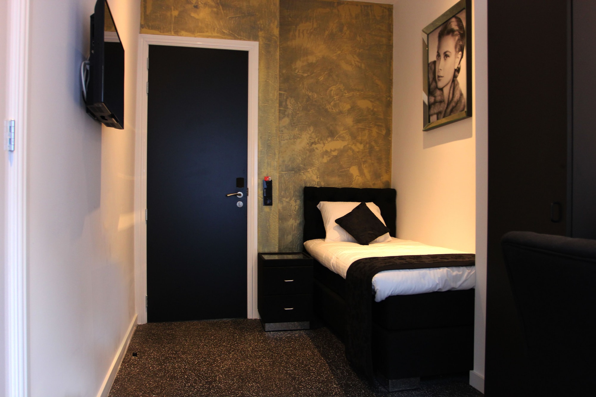 ROOM, SINGLE