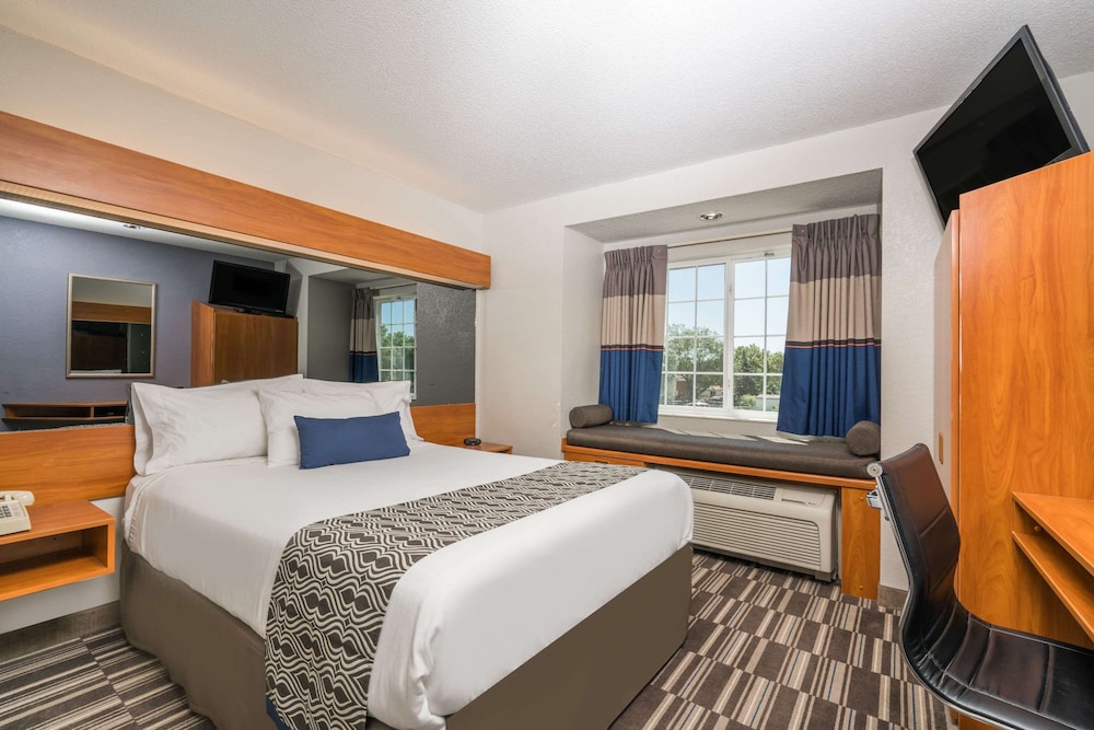 Standard, Queen Bed