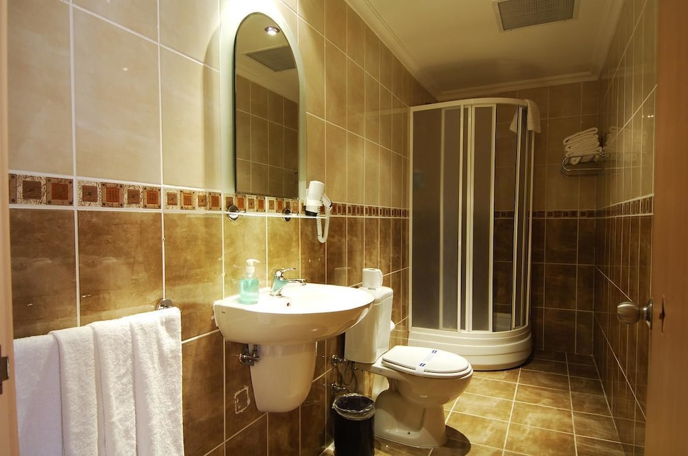 Larissa Inn 50/50