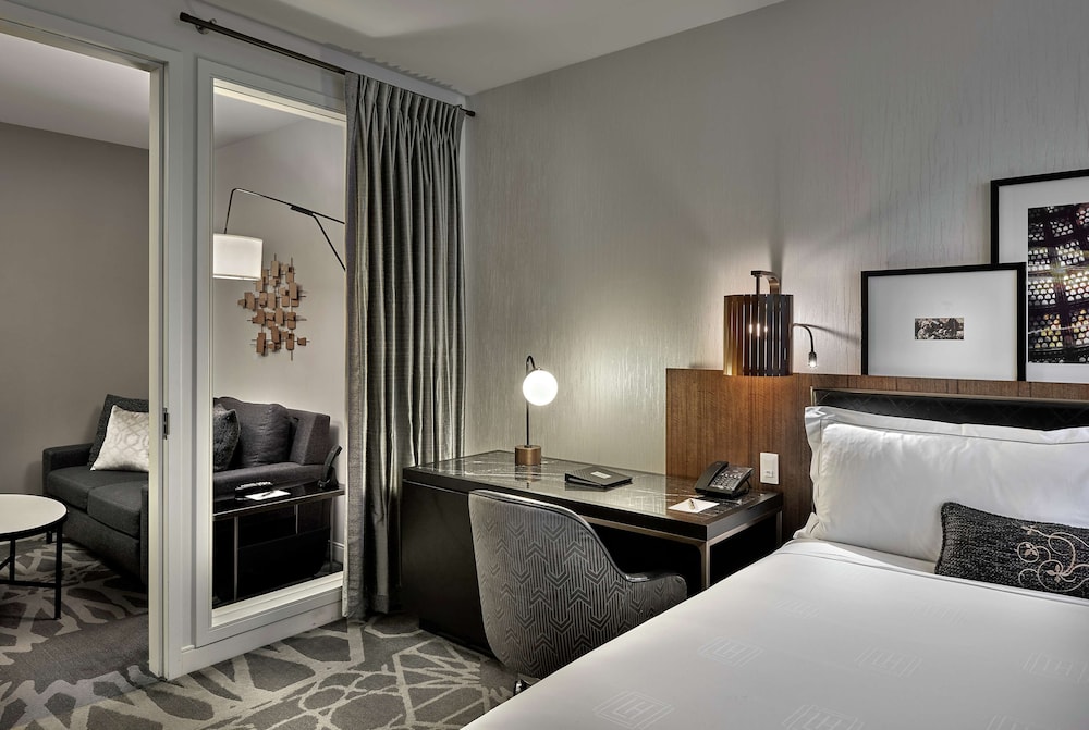SUITE, KING BED, ACCESSIBLE