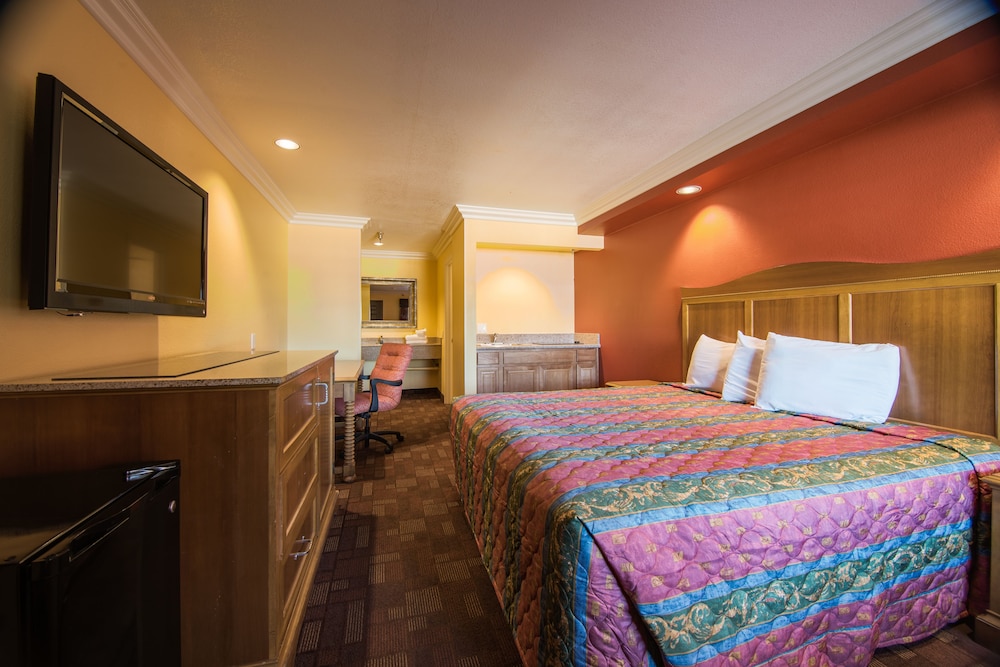 Industry Inn Amp Suites 21/60