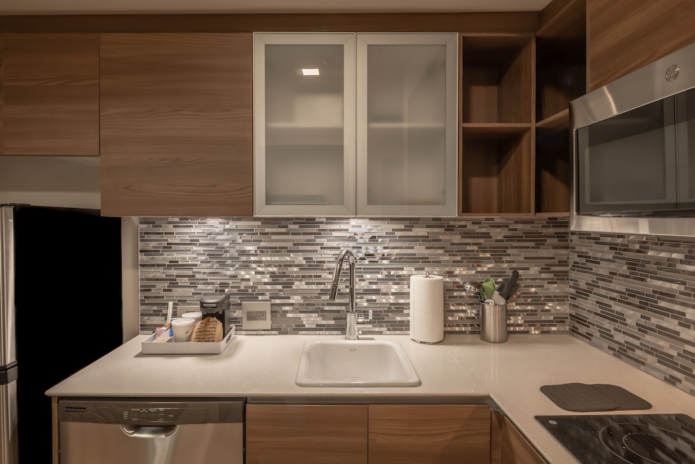 Element Dallas Downtown East 34/76