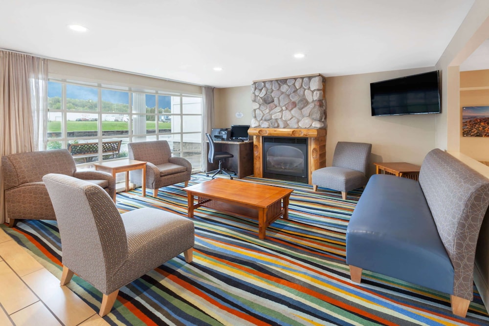 Baymont by Wyndham St. Ignace Lakefront 28/54