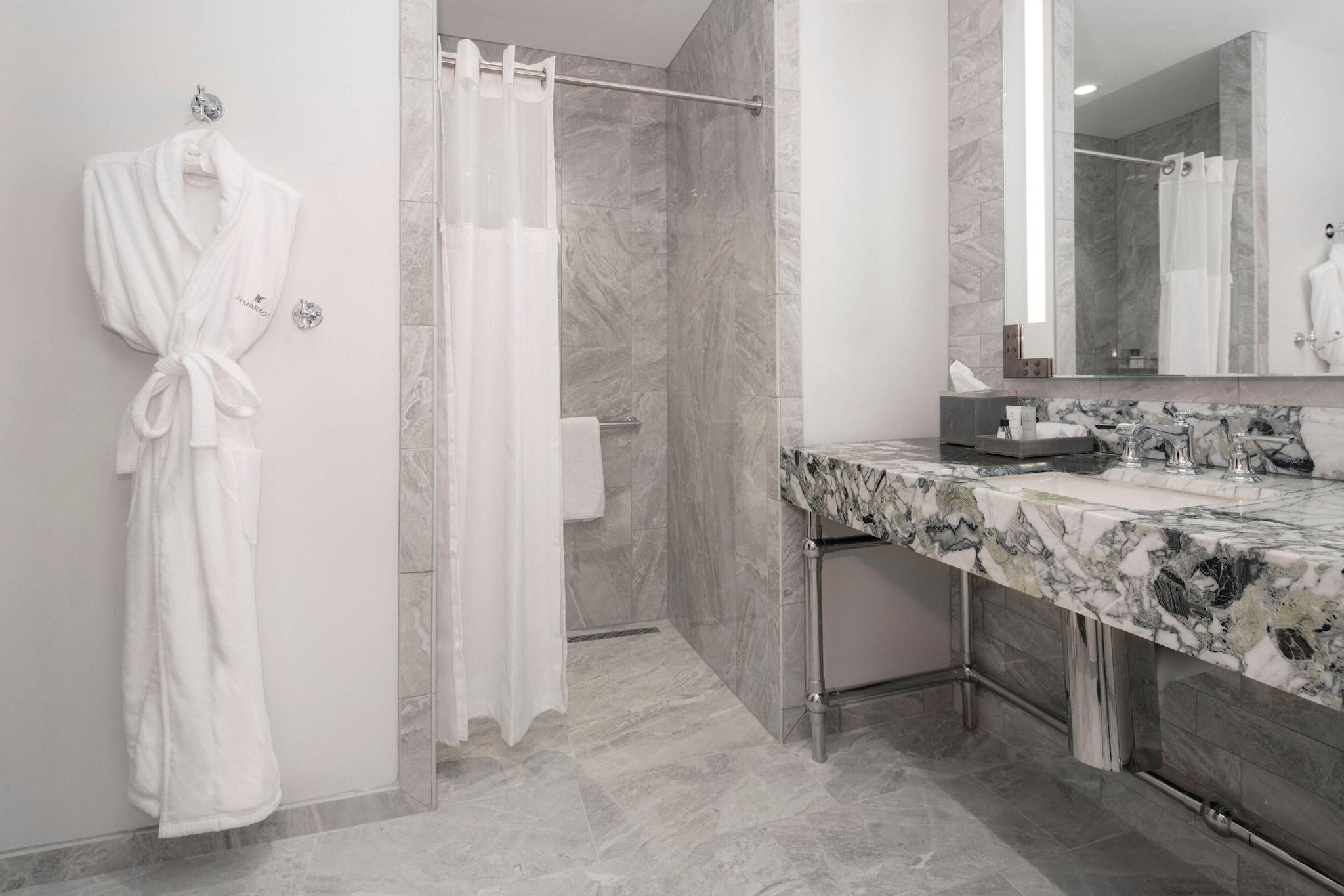 غرفة بسرير كينج، Jw Marriott Savannah Plant Riverside District 7/10