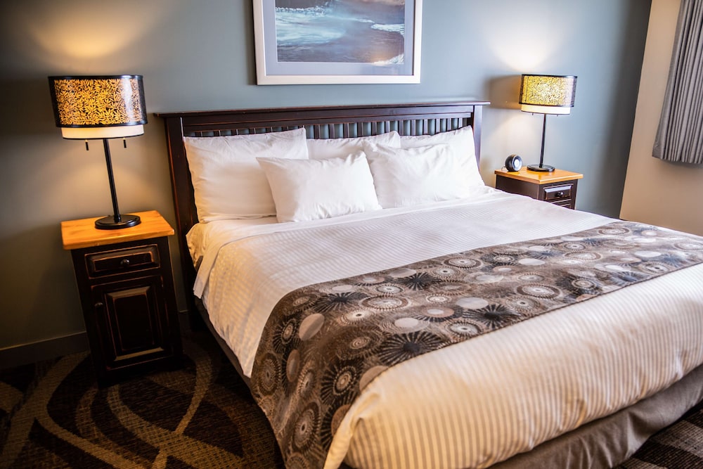 غرفة قياسية بسرير كينج مع أريكة، Prestige Hudson Bay Lodge & Conference Centre, WorldHotels 5/5