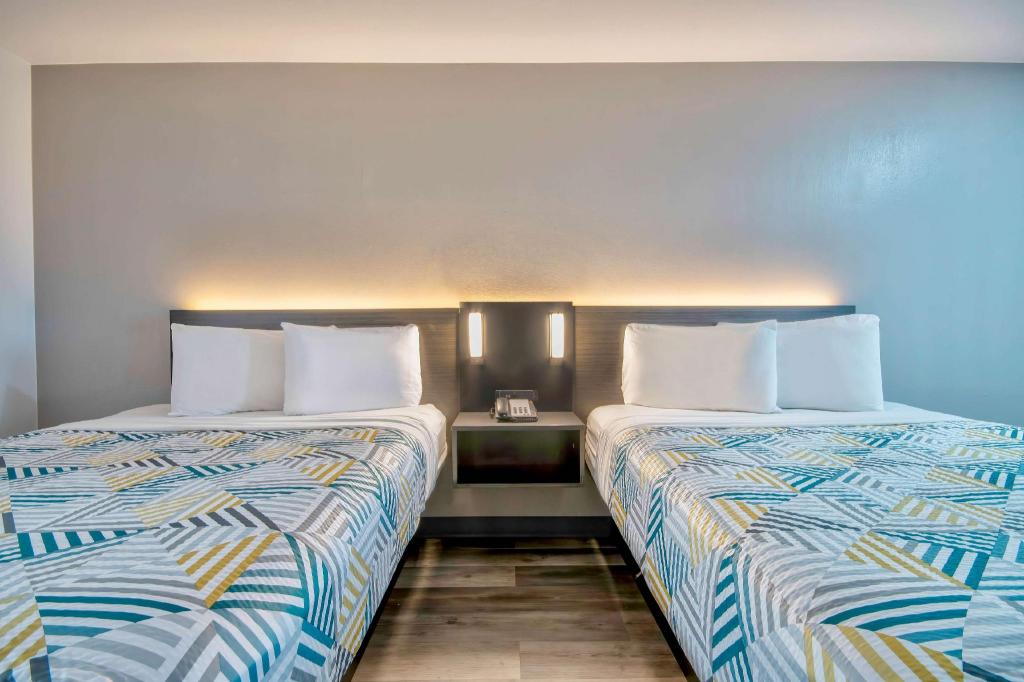 2 Full Beds Mobility Accessible Tub Nsmk، Motel6 Texarkana, AR 2/6