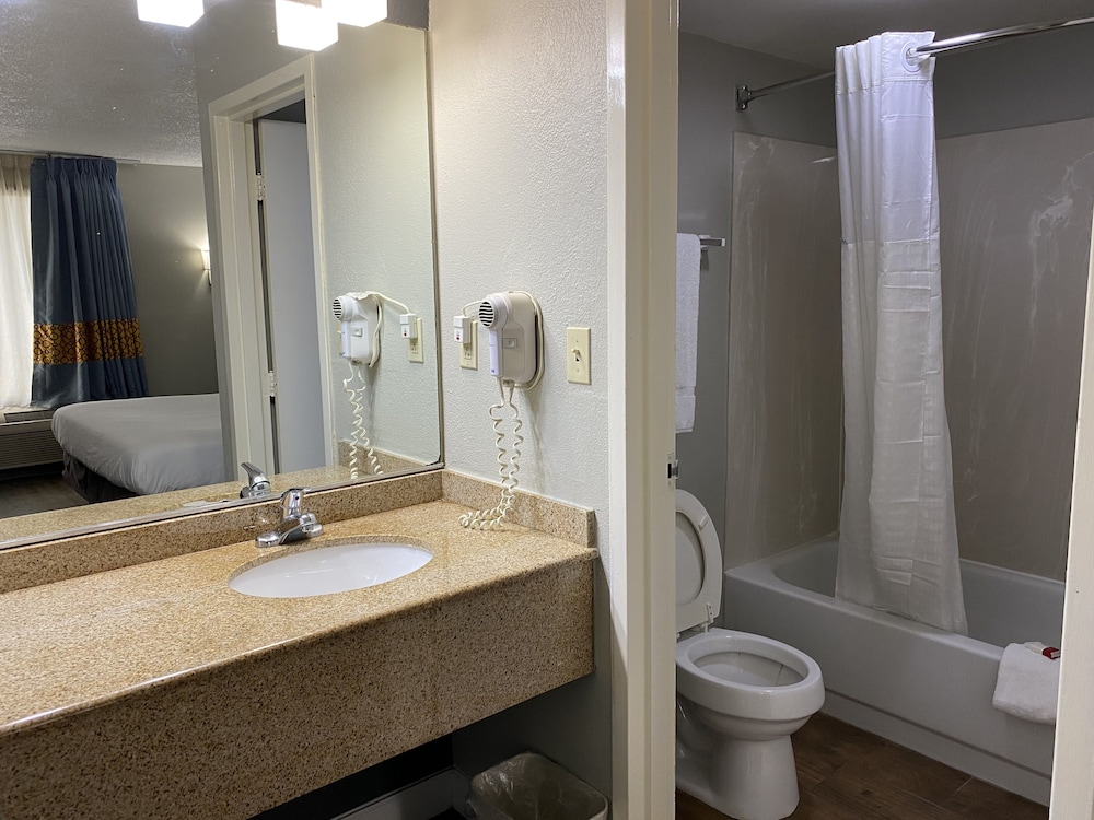 Baymont by Wyndham Wilmington NC 16/40