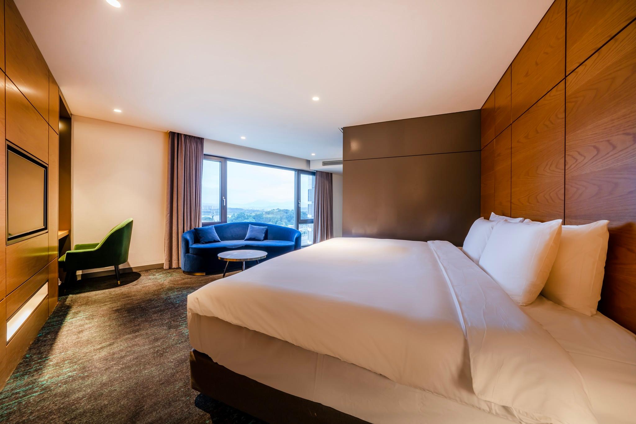 Suite, King Bed, Pool Access, Corner