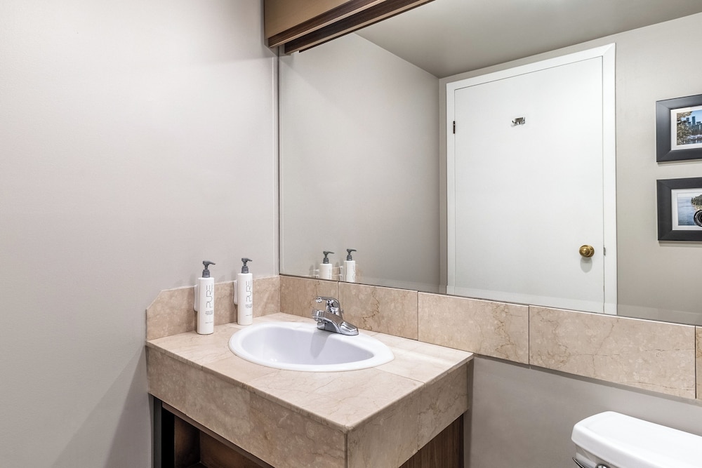 Atrium Inn Vancouver 47/48