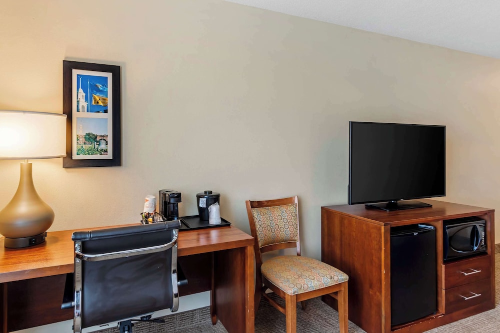 Comfort Inn & Suites Dover near Speedway 51/56