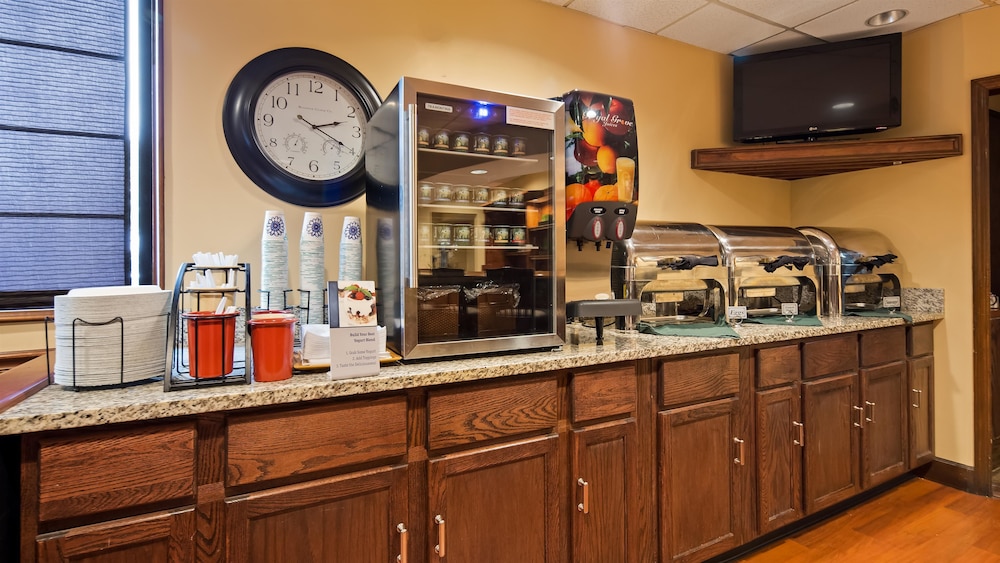 Best Western Louisville East Inn & Suites 30/38