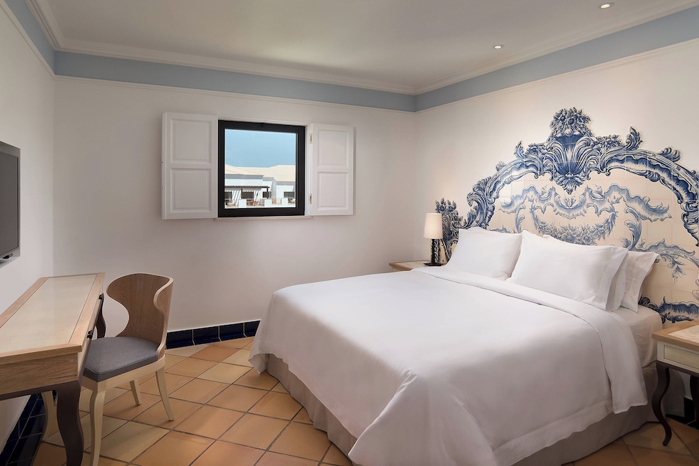 Junior Suite, Queen Bed, Resort View, Balcony