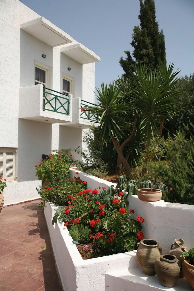 Classic Studios And Apartments 64/70