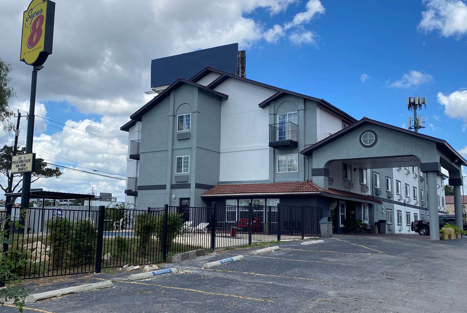 Super 8 by Wyndham San Antonio/Fiesta 16/19