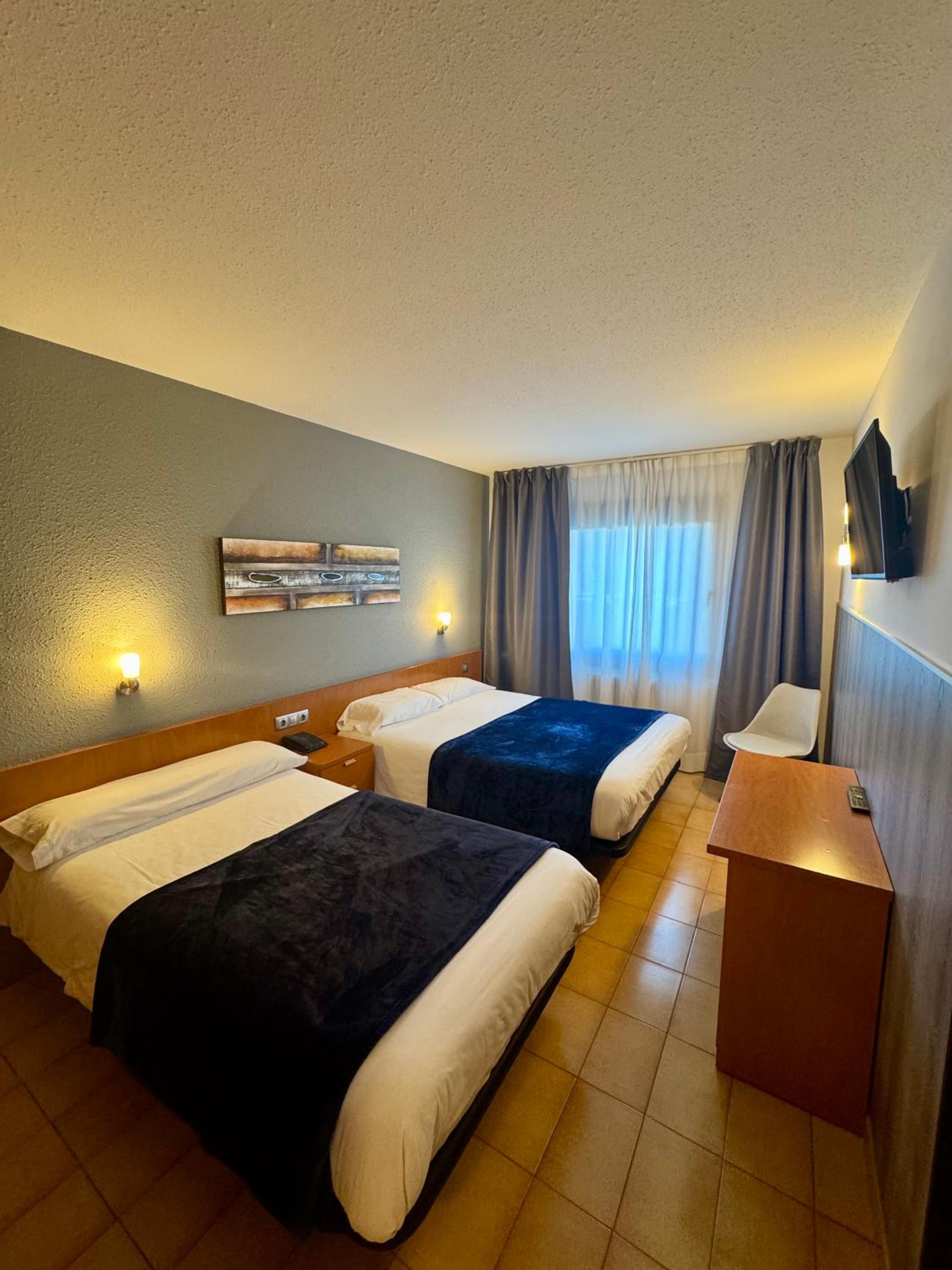غرفة ثلاثية، Hotel Casado 7/10