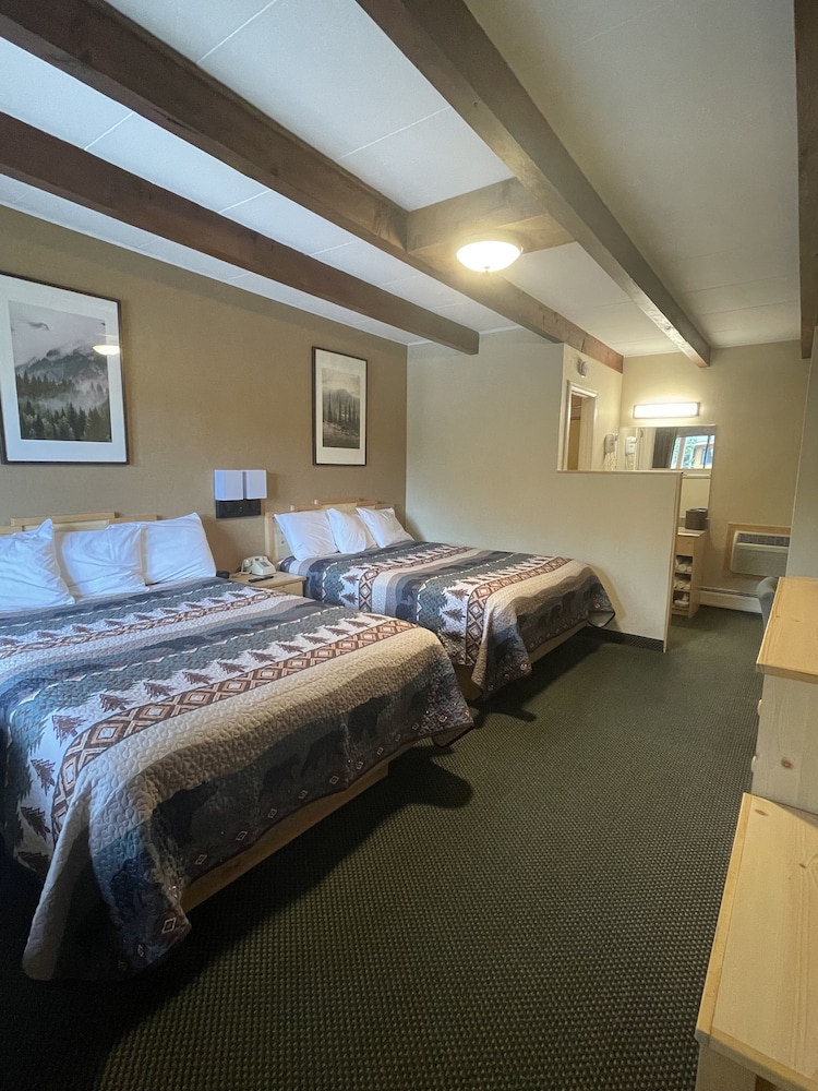 Spirit Lake Lodge and Snowmobile Rentals 33/63
