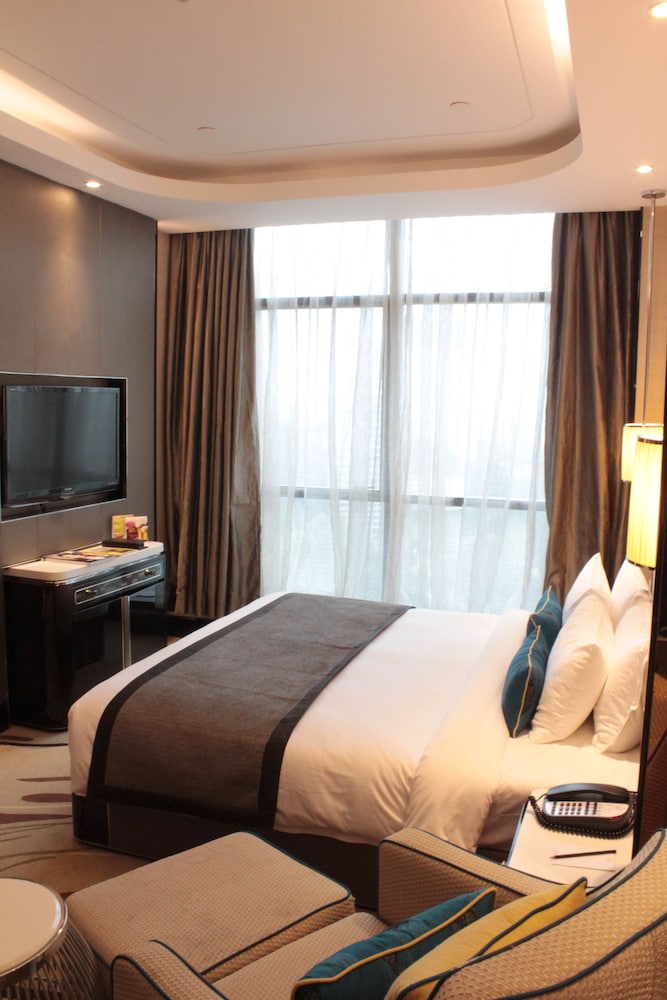 Pacific Regency Hotel Suites 47/70