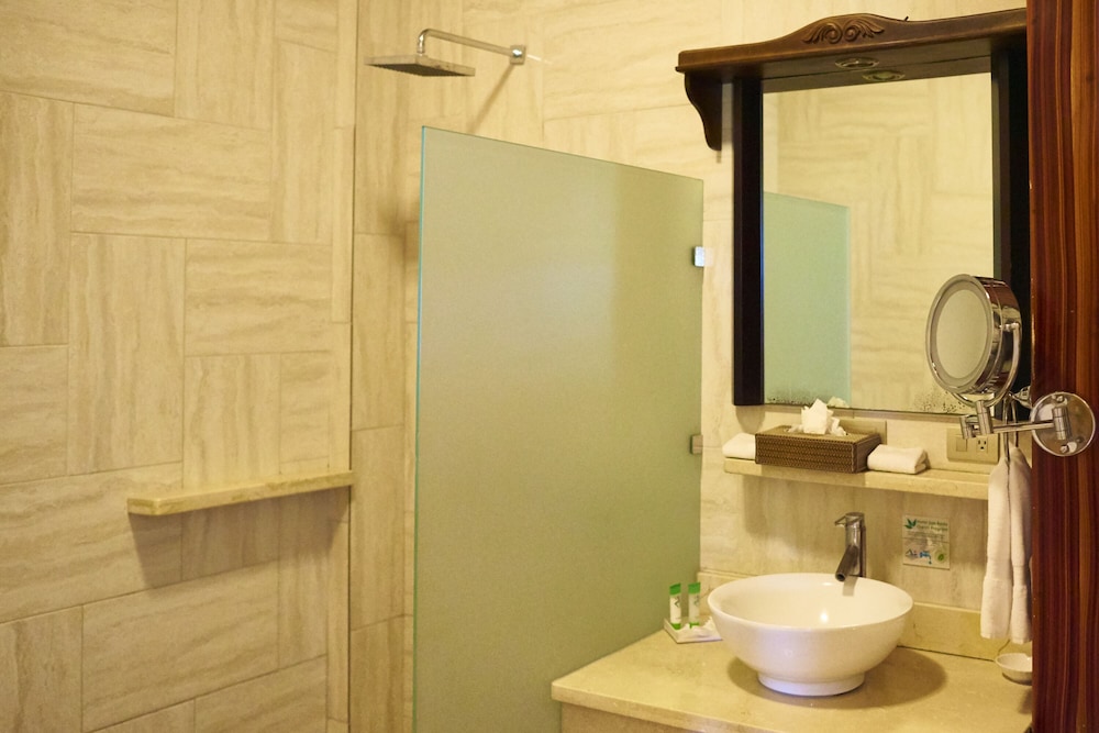 DELUXE, 2 BEDS, PARTIAL OCEAN VIEW