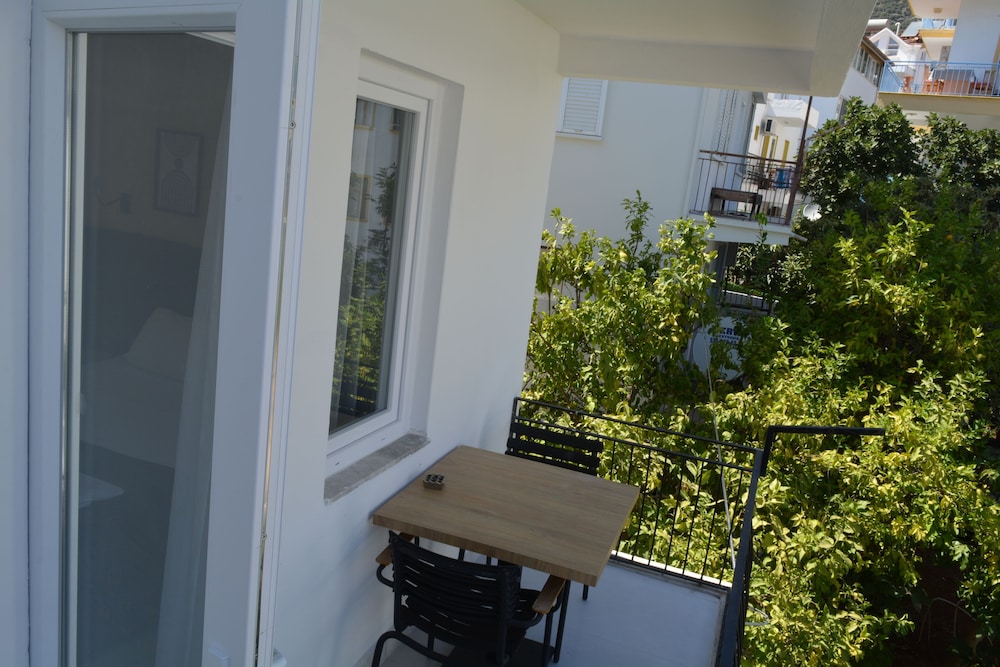 Leonis Hotel 4/50
