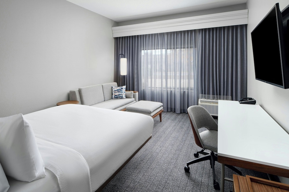 ROOM, KING BED