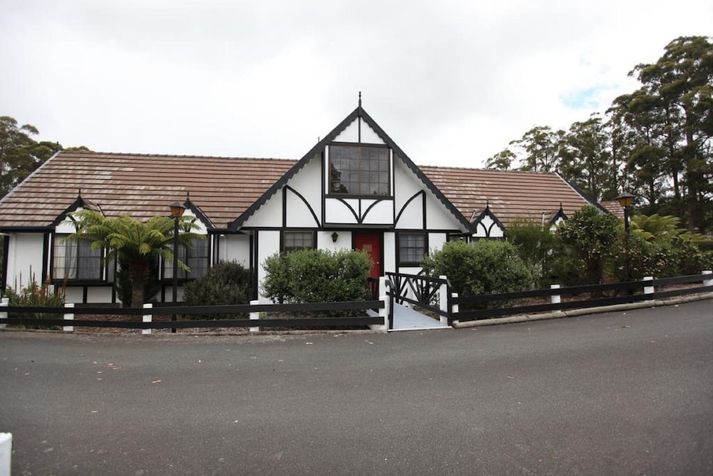 The Fox and Hounds Historic Hotel 46/61