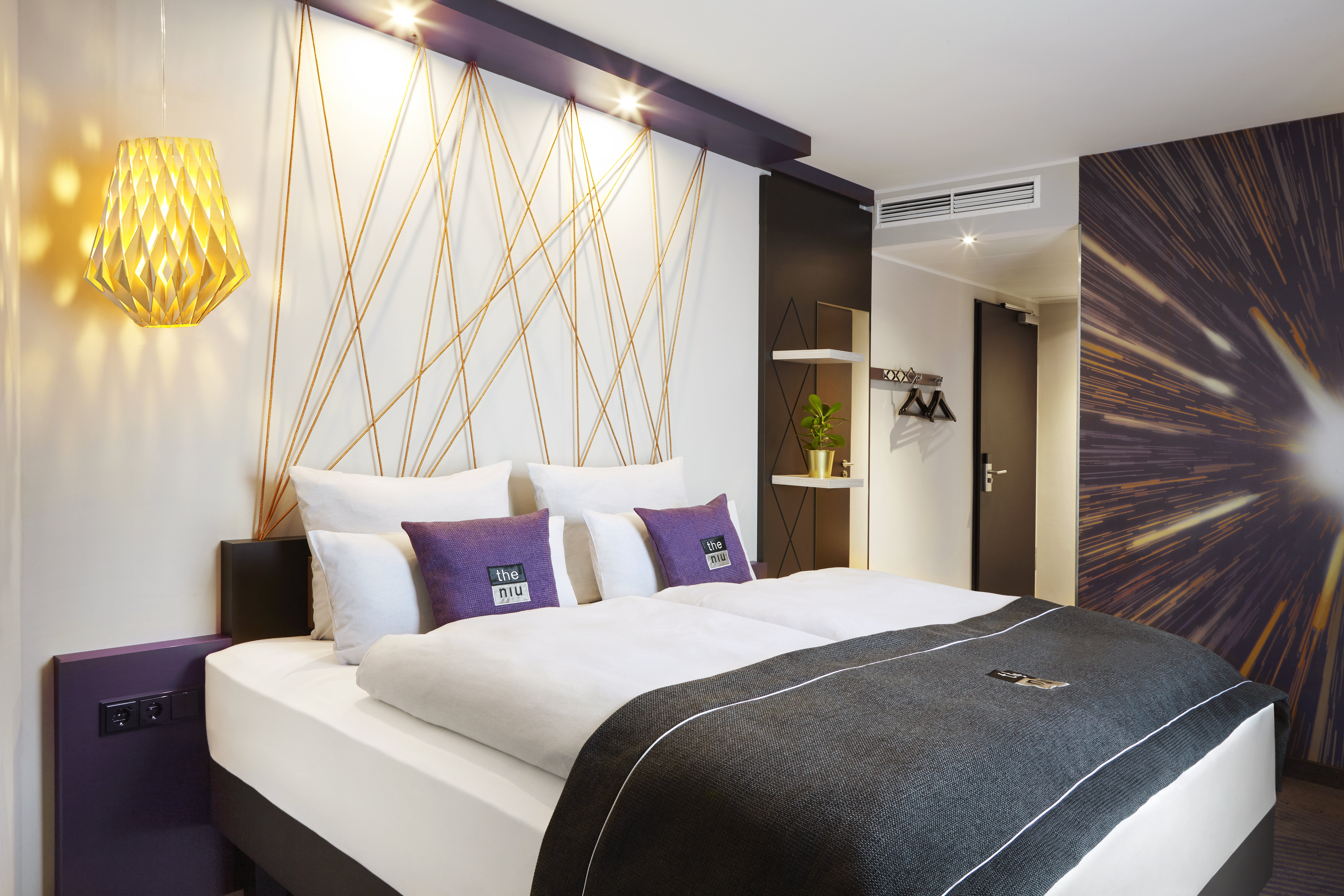 STANDARD, QUEEN BED, CITY VIEW