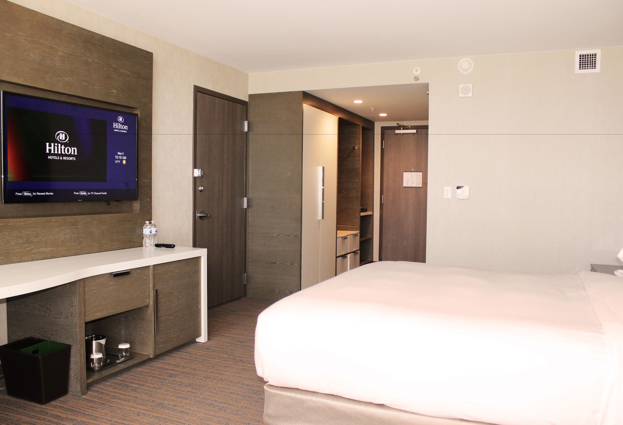 غرفة بريميوم بسرير كينج في طابق مرتفع لذوي الإعاقة، Hilton Cleveland Downtown 6/10