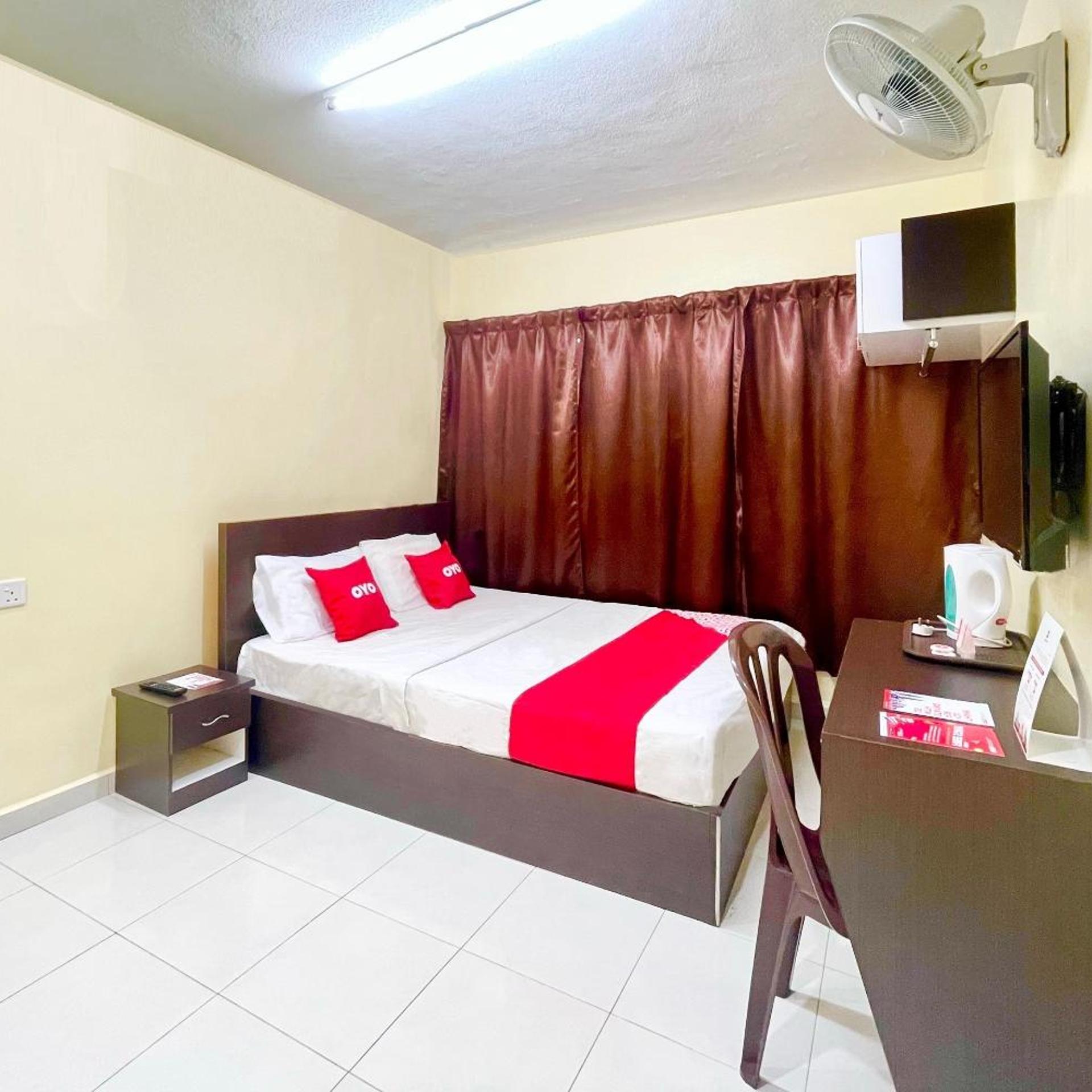 OYO 90369 Safari Hotel Lumut 10/25
