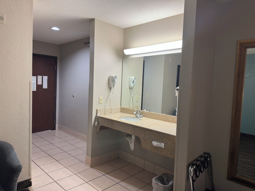 Baymont Inn & Suites by Wyndham Lincoln NE 45/47