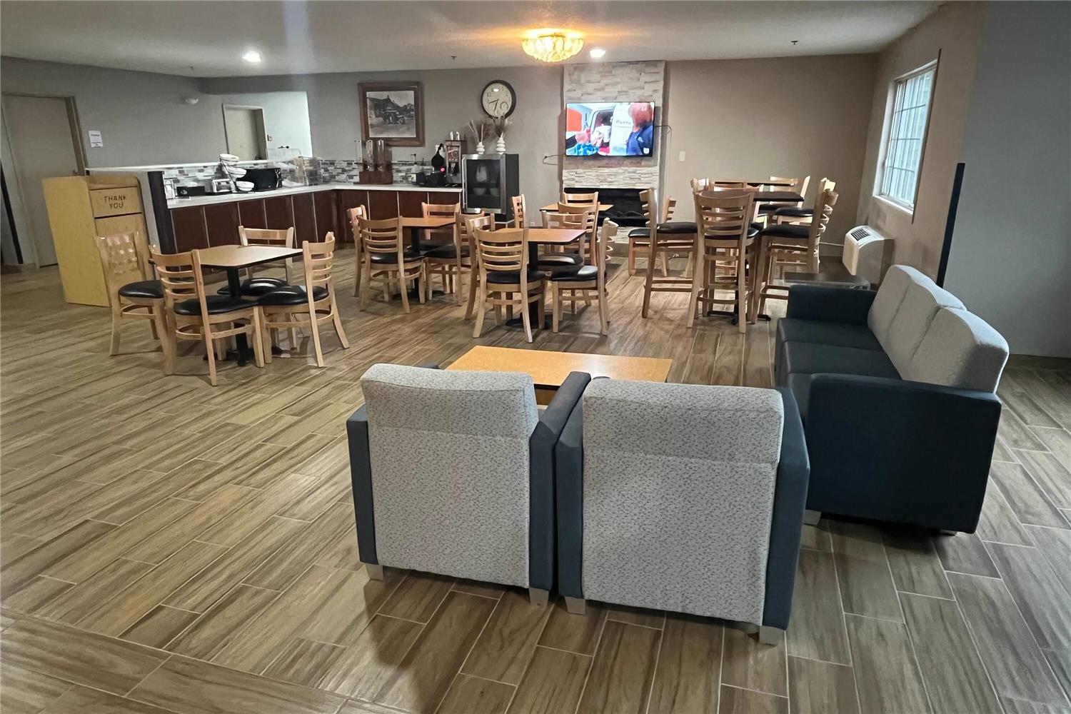 Days Inn & Suites by Wyndham Williamsburg IA North 8/12