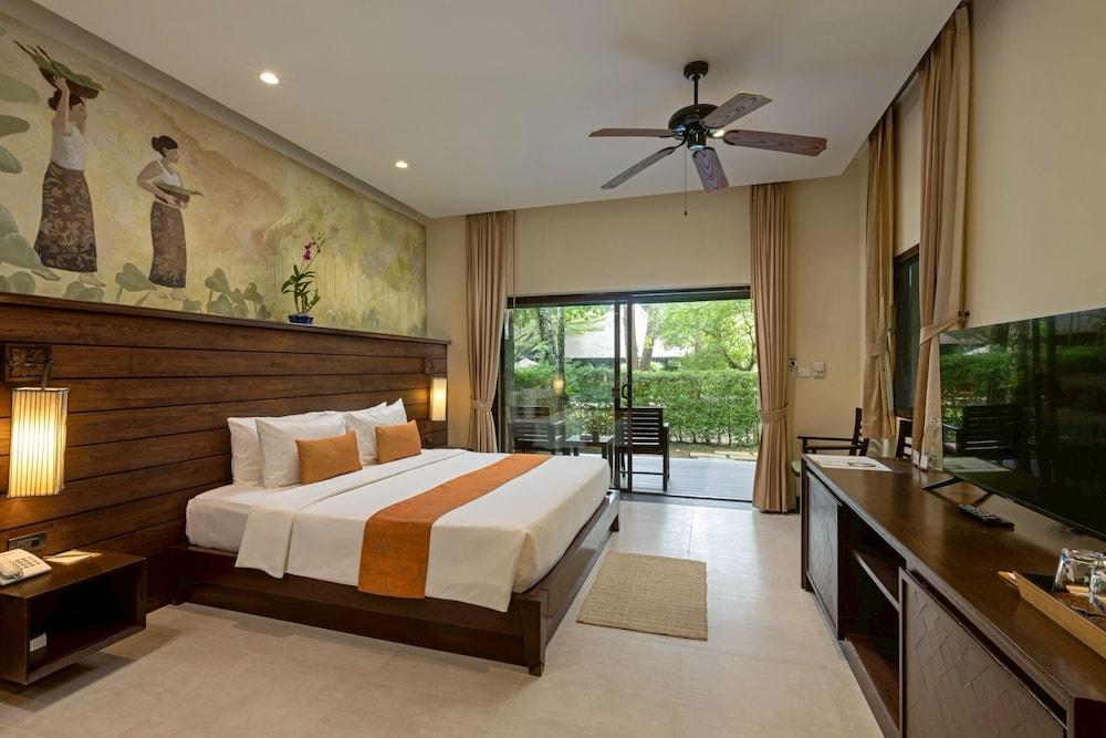 Grand, Manor, Villa, Double and Twin Beds, Garden View