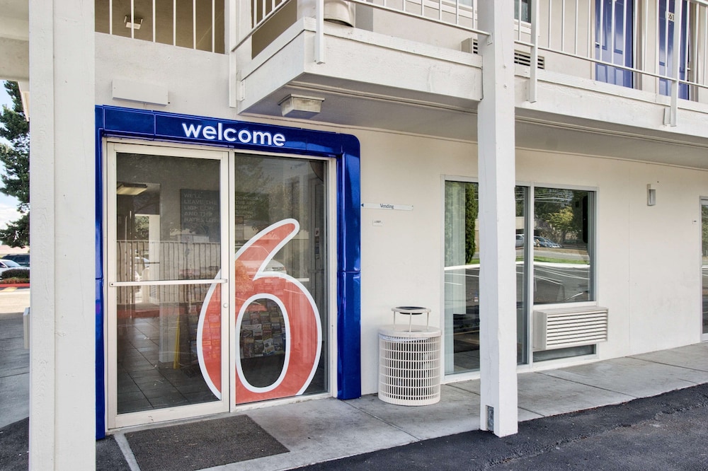 Motel6 Everett, WA - North 33/38