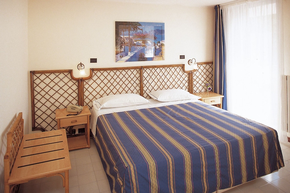 STANDARD, PARTIAL SEA VIEW, BALCONY