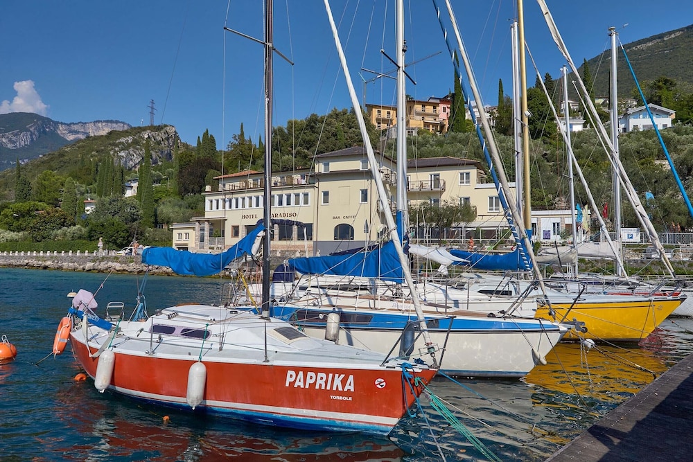 HOTEL PARADISO 50/59