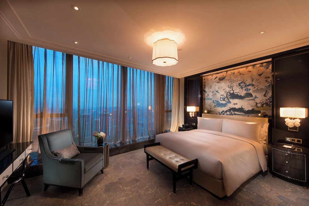 WALDORF, SUITE, SKYLINE VIEW