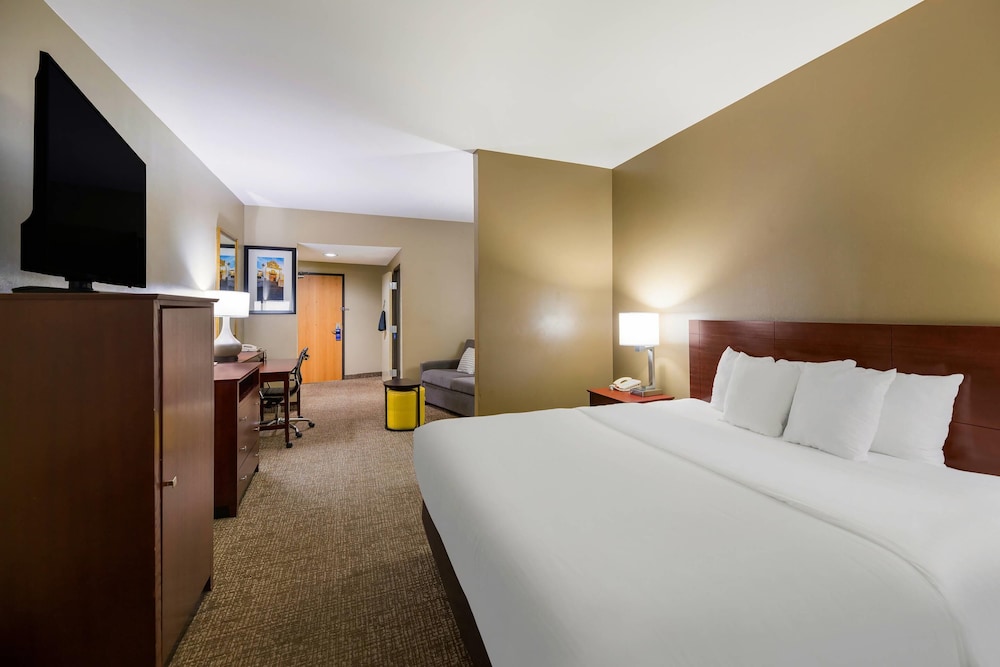 SUITE, KING BED, ACCESSIBLE