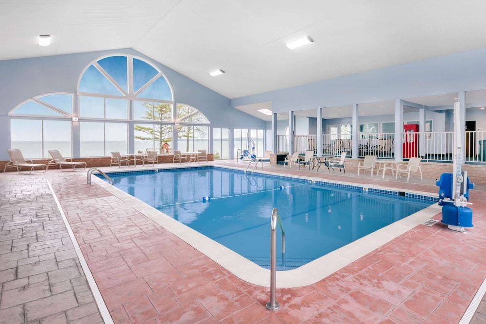 Baymont by Wyndham St. Ignace Lakefront 25/54