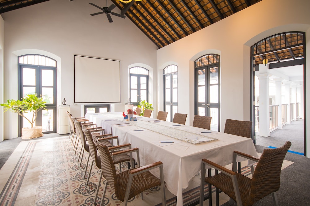 LITTLE NYONYA HOTEL 38/50