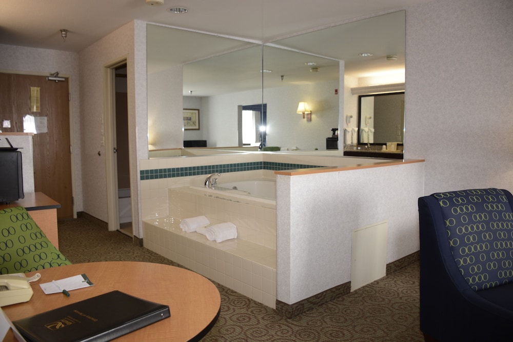 Quality Inn & Suites Denver International Airport 3/42