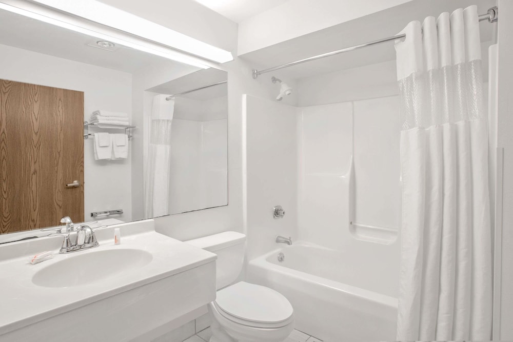 Microtel Inn & Suites by Wyndham Janesville 15/32