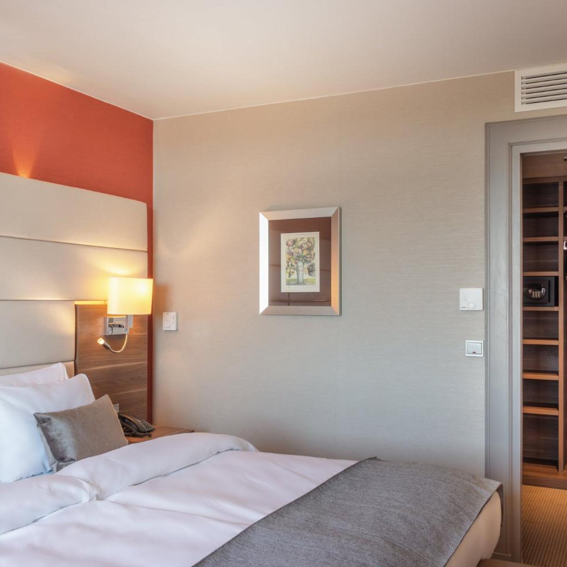 Plaza, Crowne, Suite