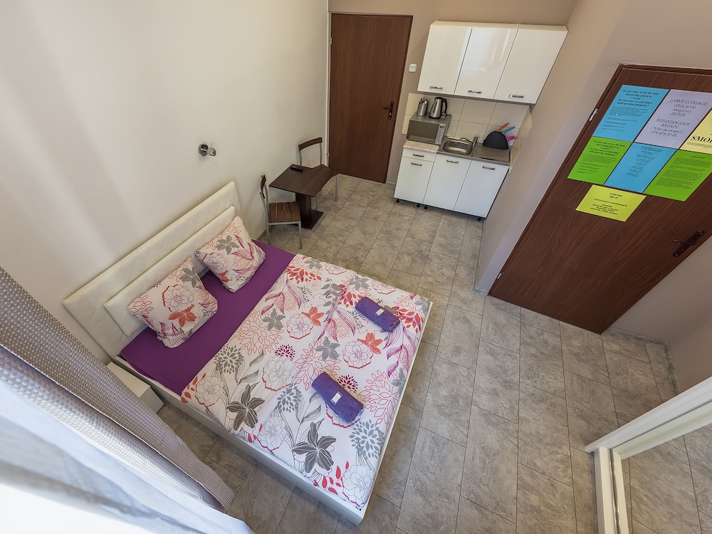 Hostel 70s 25/29