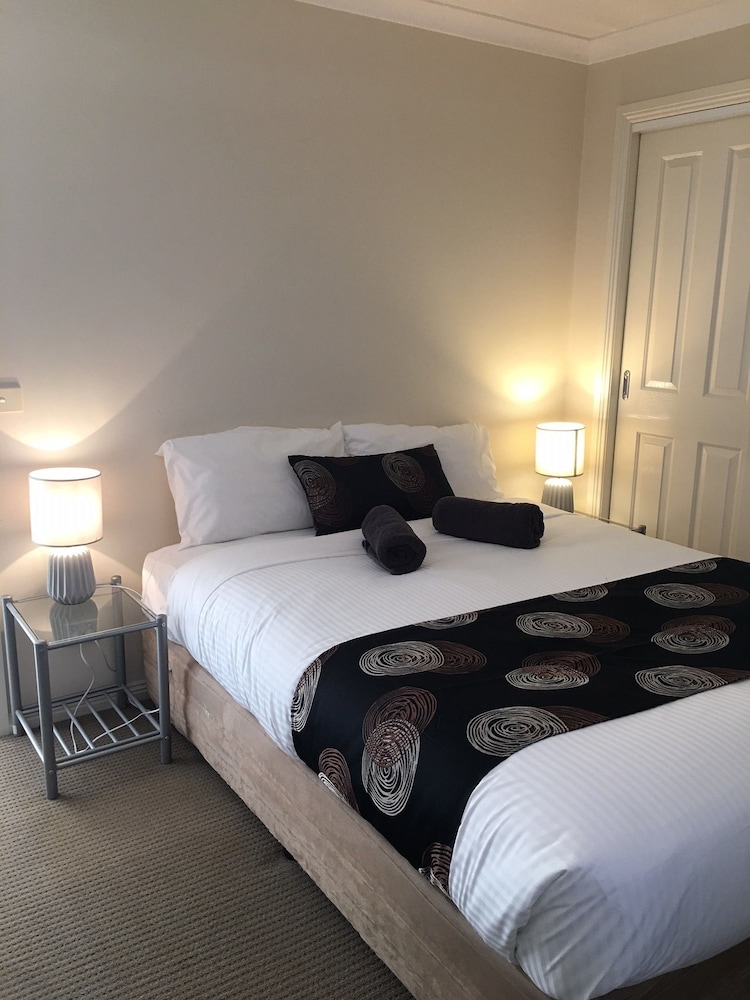 Melton Motor Inn & Apartments 12/32