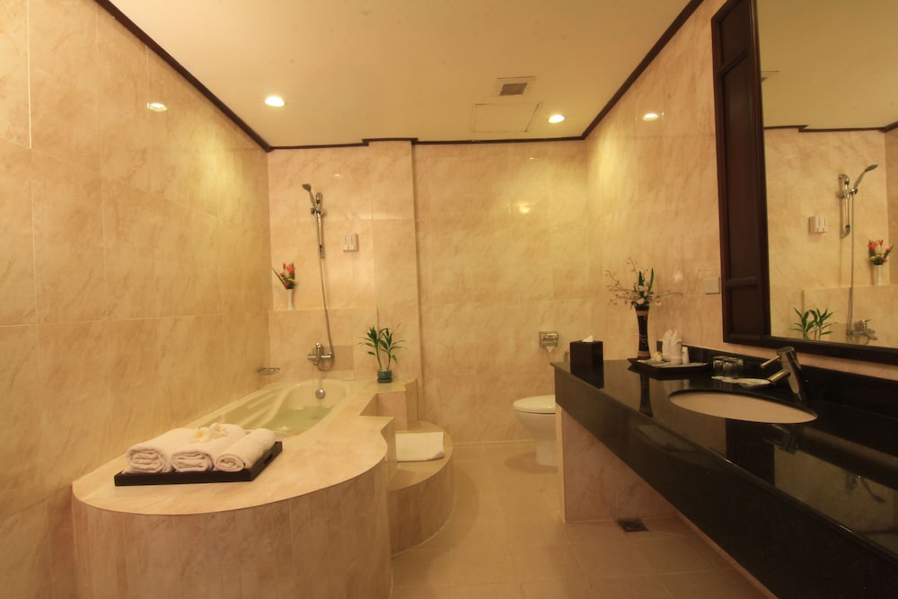 REE HOTEL 50/50