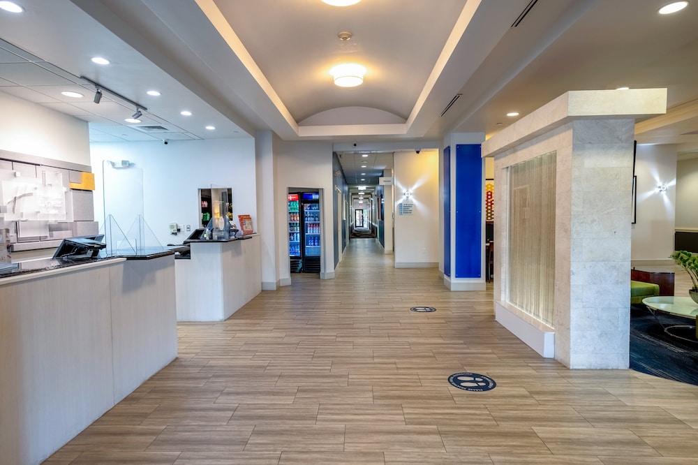 Holiday Inn Express and Suites Orlando - International Drive 42/79